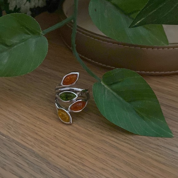 𝅺✨ Summer fun Ring. Multi color fresh leaf pattern. Size 8 - Picture 1 of 9